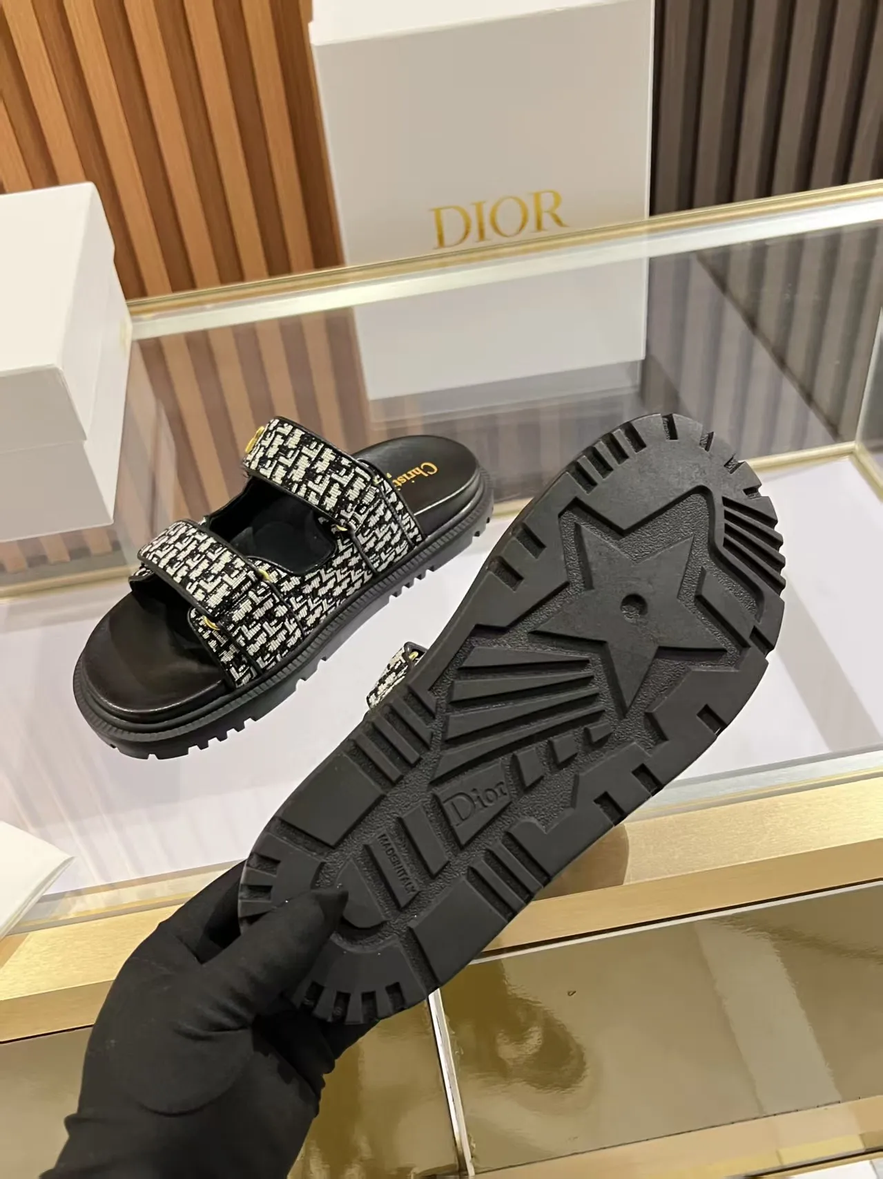 👟👟Ex-factory price 480👟👟 Dior classic popular sandals Step into the fashion territory of Dior slippers and encounter the ultimate fusion of elegance and comfort. The upper is engraved with the Christian Dior Paris logo using exquisite embroidery technology. The delicate stitching tells the brand's profound heritage and is fully recognizable.   Made of high-quality materials, it feels soft and fits your feet, as if it is a gentle care tailor-made for your feet. The sole is carefully designed and engraved with Christian Dior's lucky star symbol. It is not only a beautiful embellishment, but also provides reliable grip, making every step steady and secure.   It has a simple design and is easy to put on and take off. Whether it is a lazy weekend or a pleasant vacation, it can be easily adapted. Whether paired with casual shorts, casual jeans, or an elegant dress, Dior slippers can instantly enhance the overall style and show a casual fashion attitude.   Dior slippers, in the name of fashion, inject luxurious charm into your life and accompany you with every step you take with confidence and elegance. Material: Fine genuine cowhide upper, outsole, TPR, non-slip and wear-resistant, code number: 35-41 (42 customized)
